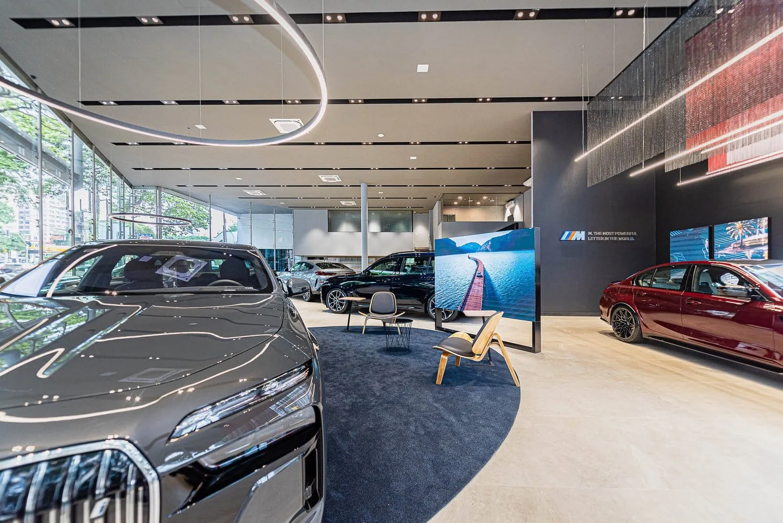 Showroom da BMW Osten Perdizes, em São Paulo, com sedã BMW em primeiro plano e modelos em exposição
