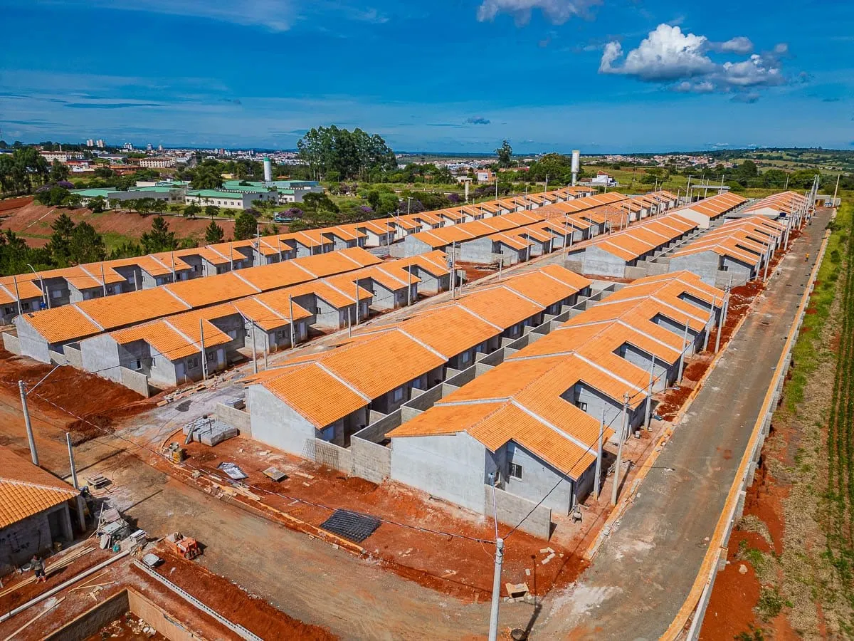 Vista aérea de casas com telhado pronto no Quality Life Itapê, sob céu azul