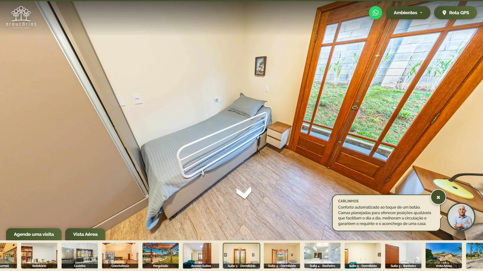 Suíte com cama automatizada com grade lateral e porta de vidro para o jardim, com o avatar do Carlinhos explicando as camas