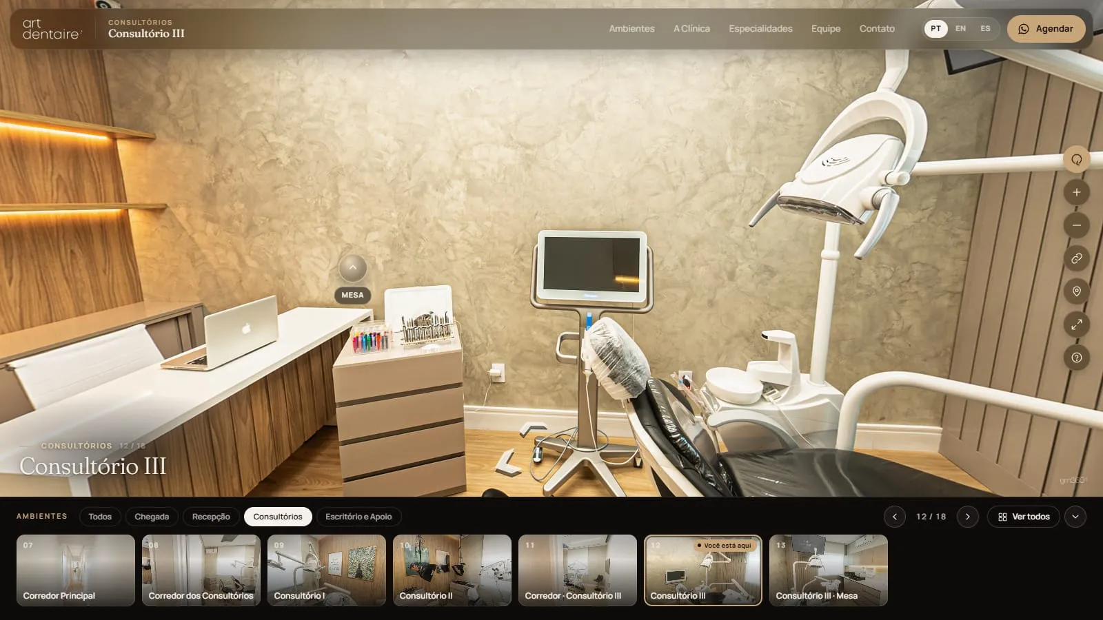 Consultório III da Art Dentaire no tour 360°, com a cadeira odontológica preta e branca, o refletor, o monitor do scanner intraoral, a bancada com notebook e as prateleiras de madeira iluminadas, o ponto de navegação Mesa, a barra com Consultórios e Consultório III e a galeria na aba Consultórios