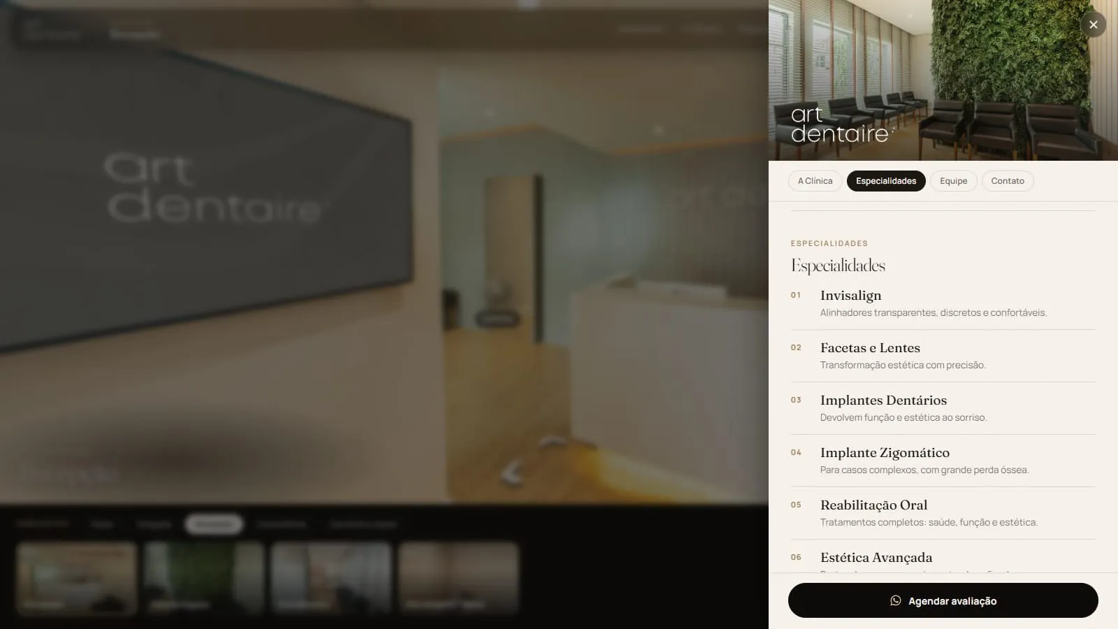 Painel A Clínica na aba Especialidades, ao lado do tour, com a lista numerada Invisalign, Facetas e Lentes, Implantes Dentários, Implante Zigomático e Reabilitação Oral, cada uma com uma frase, e o botão Agendar avaliação no rodapé
