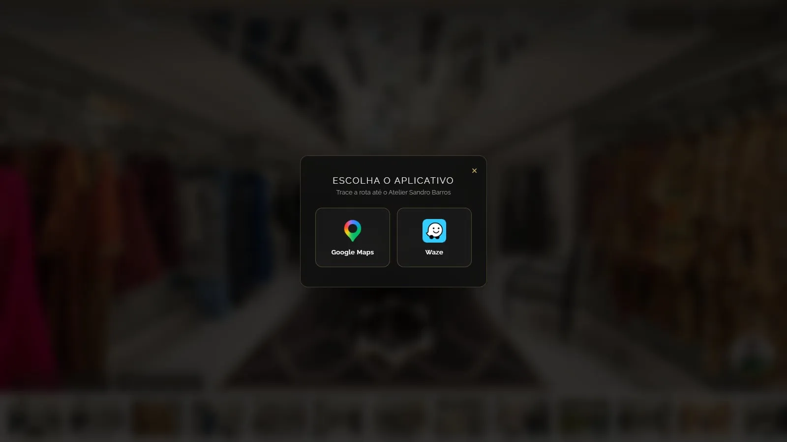 Janela Escolha o aplicativo aberta sobre o tour, com o convite Trace a rota até o Atelier Sandro Barros e as opções Google Maps e Waze