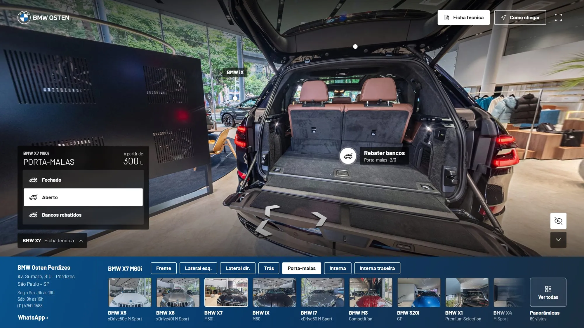 Porta-malas do BMW X7 aberto no tour, com a terceira fileira de bancos em couro caramelo levantada, o seletor na etapa Aberto com 300 litros e o ponto Rebater bancos