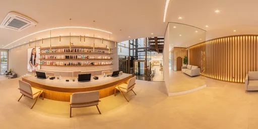 Panorama 360° do interior da C.Kamura em São Paulo, com balcão, estante de produtos e parede ripada de madeira