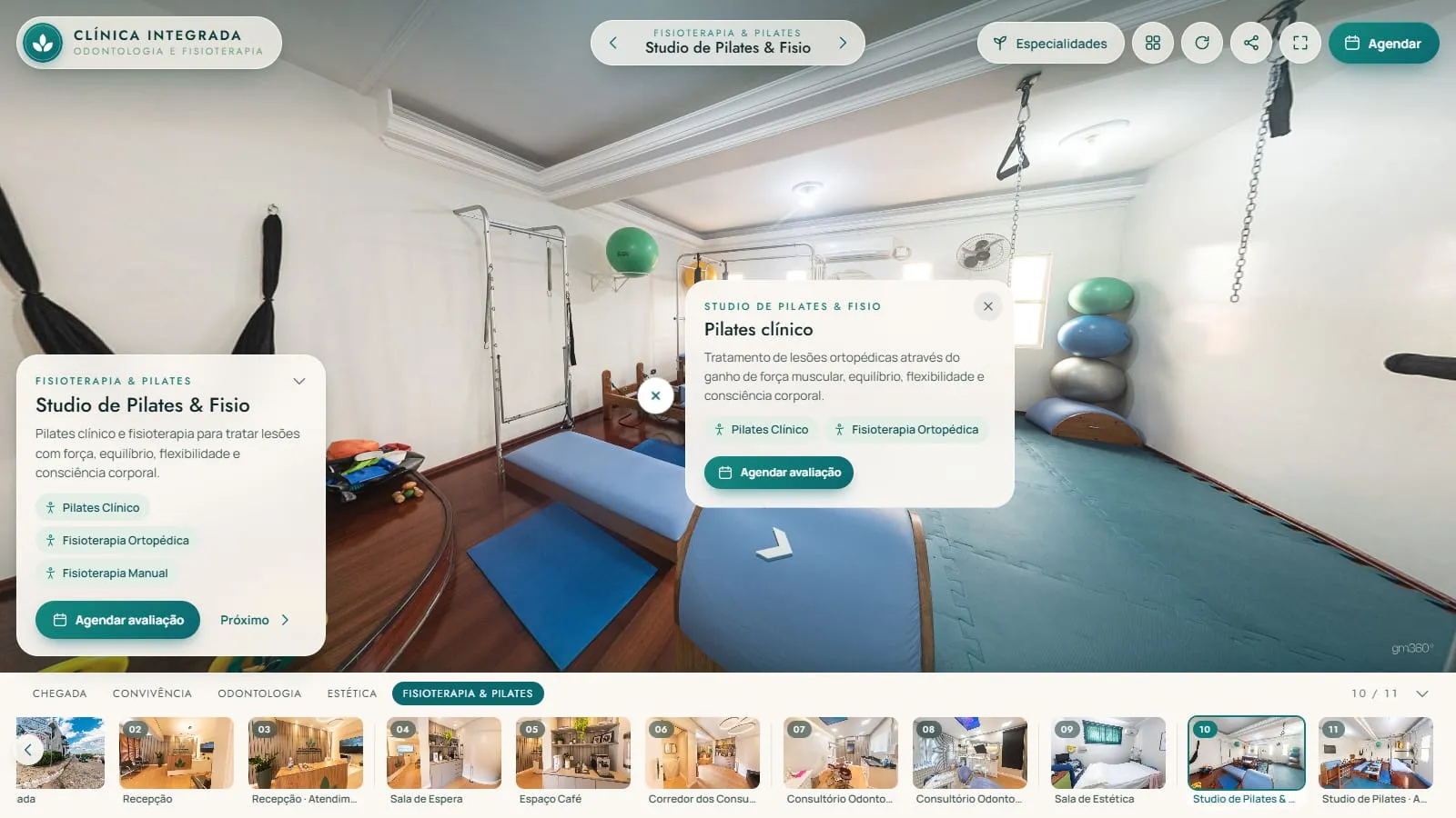 Studio de Pilates & Fisio no tour, com piso azul-petróleo, aparelhos de madeira com estofado azul, bolas suíças empilhadas e o ponto Pilates clínico aberto com as etiquetas Pilates Clínico e Fisioterapia Ortopédica