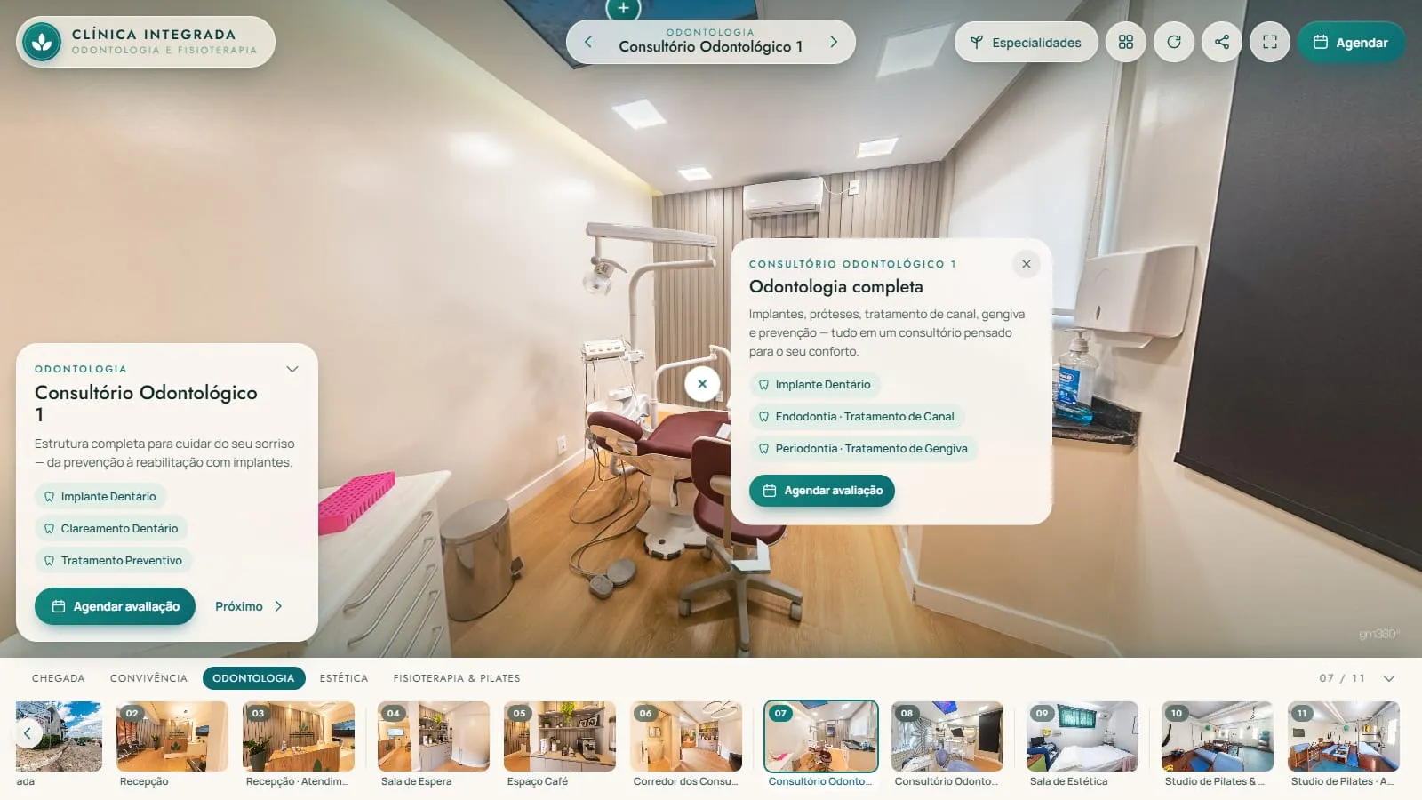 Consultório odontológico 1 no tour, com a cadeira de estofado vinho, o ponto Odontologia completa aberto ao lado dela com as etiquetas Implante Dentário, Endodontia e Periodontia, e o cartão da sala à esquerda