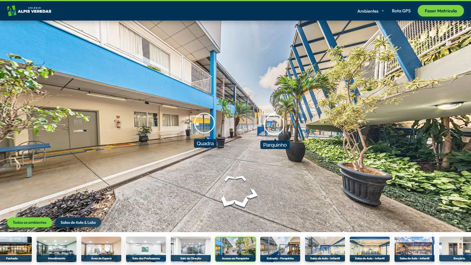 Primeiro ambiente do tour, o acesso ao parquinho, com balões azuis Quadra e Parquinho sobre os pontos de navegação, a barra superior com Ambientes, Rota GPS e Fazer Matrícula, os filtros e a galeria de miniaturas no rodapé