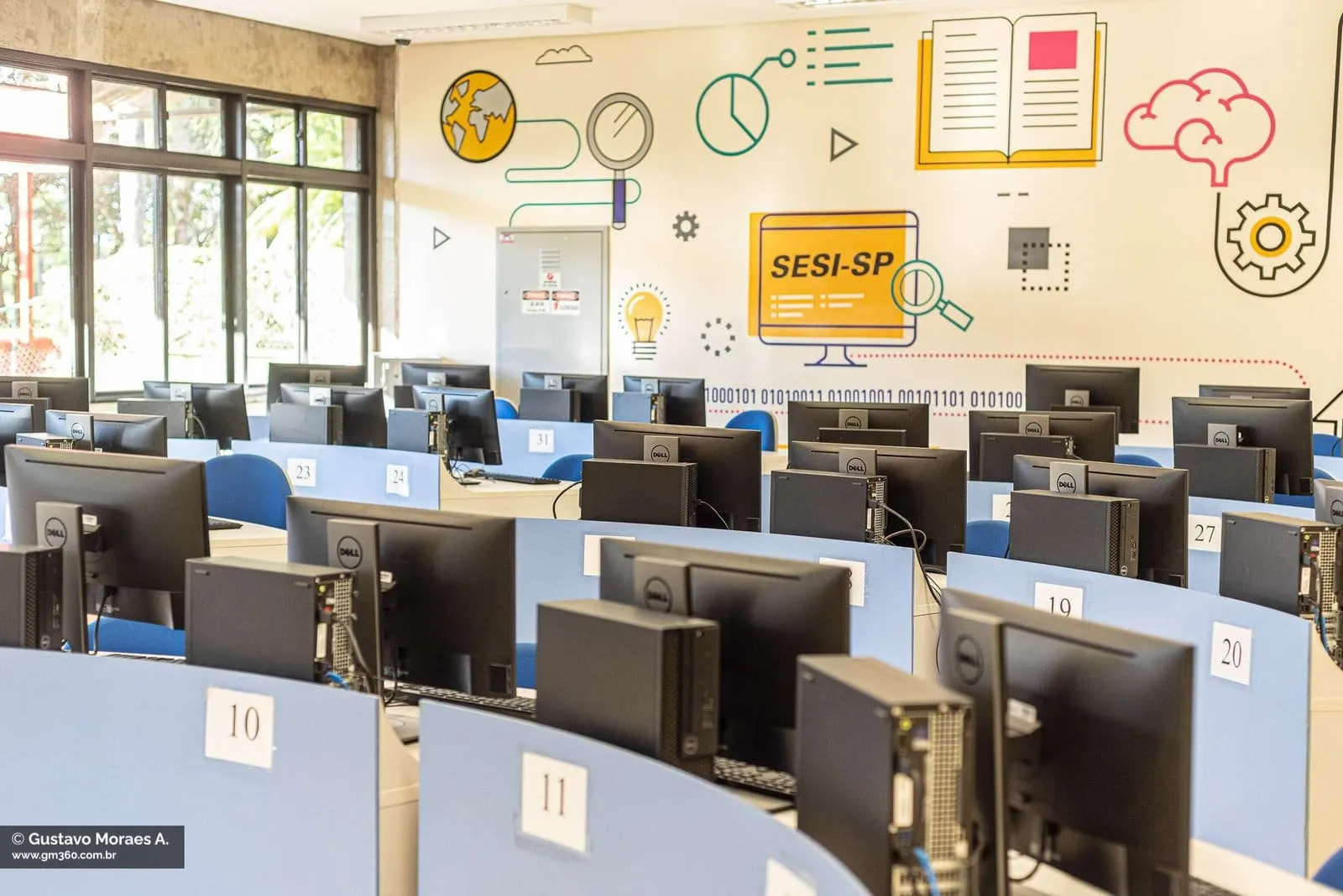 Laboratório de informática do SESI Itapetininga com fileiras de computadores