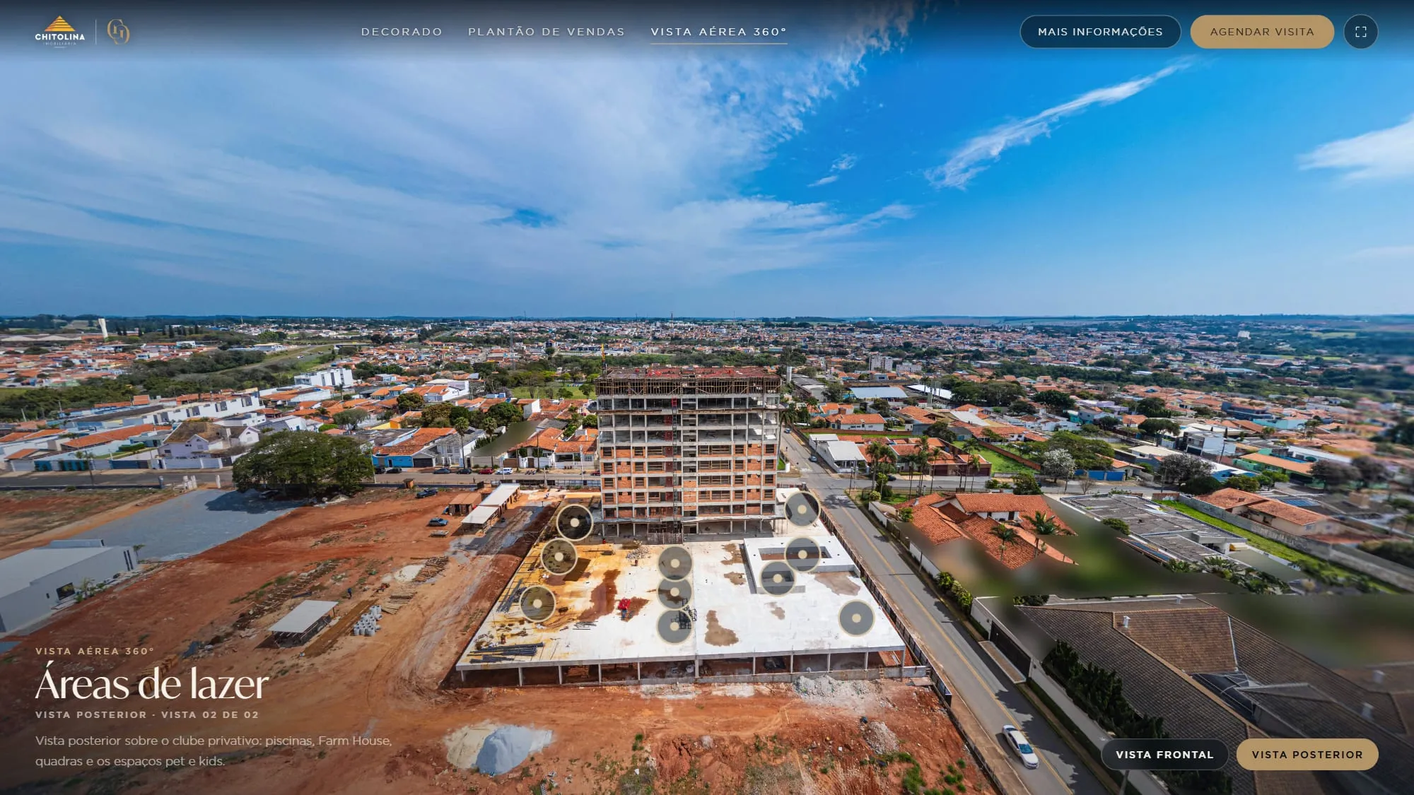 Vista aérea 360° posterior do Grand'Oro Vila Barth, com a torre em obra, a Vila Barth ao redor e dez pontos sobre as áreas de lazer