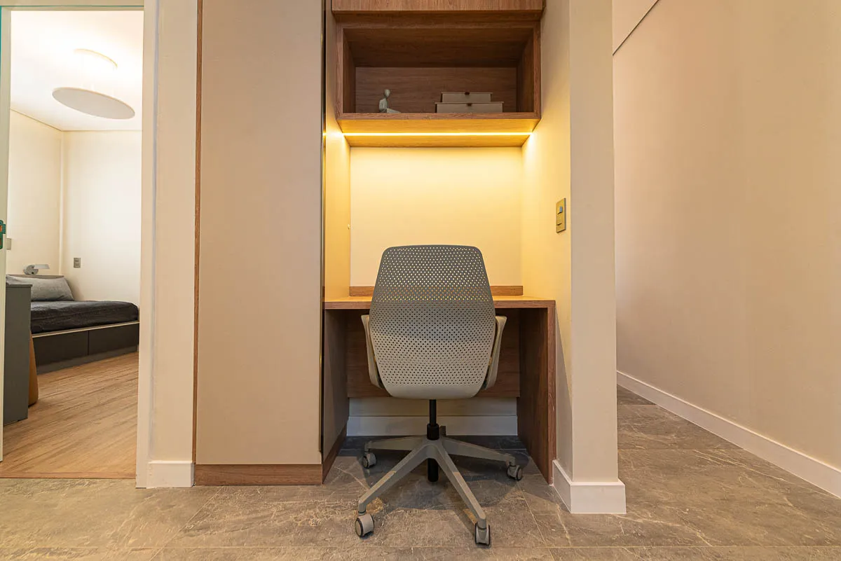 Home office integrado ao quarto do decorado Haus Residence Club