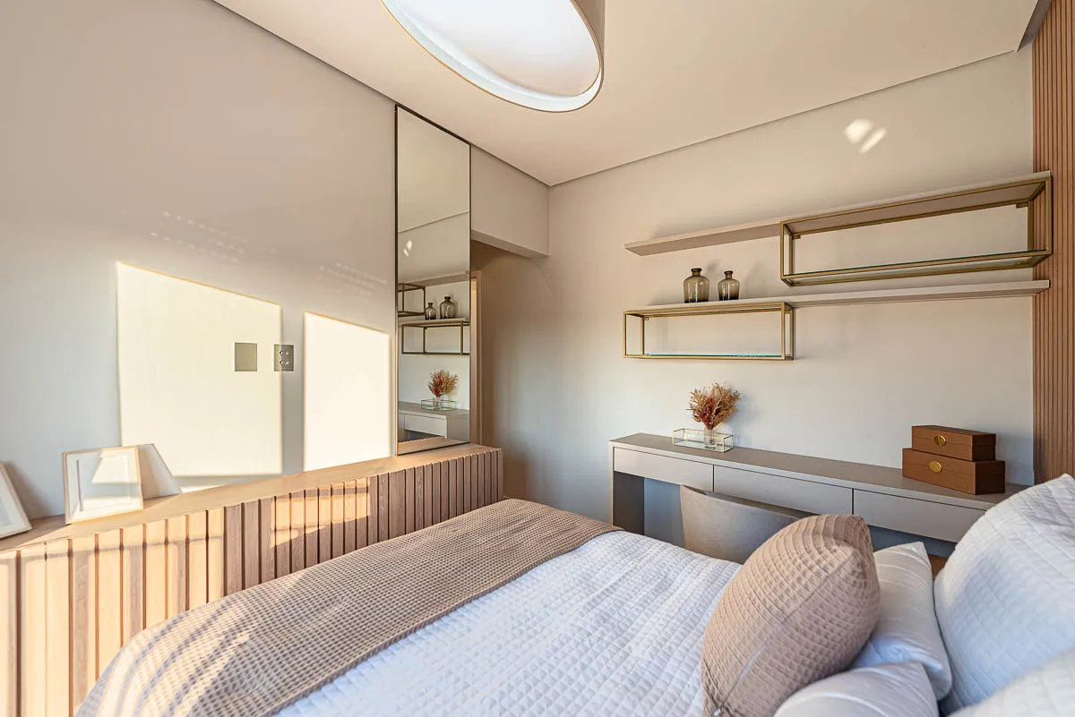 Quarto com penteadeira e parede ripada do decorado Haus Residence Club