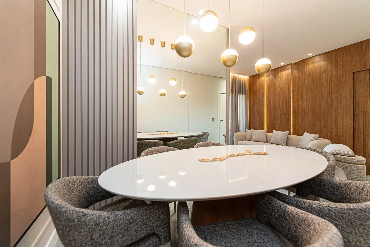 Sala de jantar com sofá e espelho do decorado Haus Residence Club