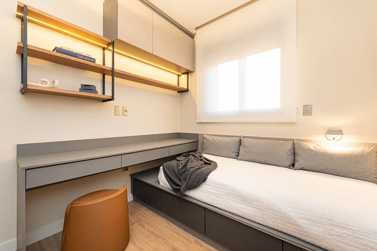 Quarto secundário com estante suspensa do decorado Haus Residence Club