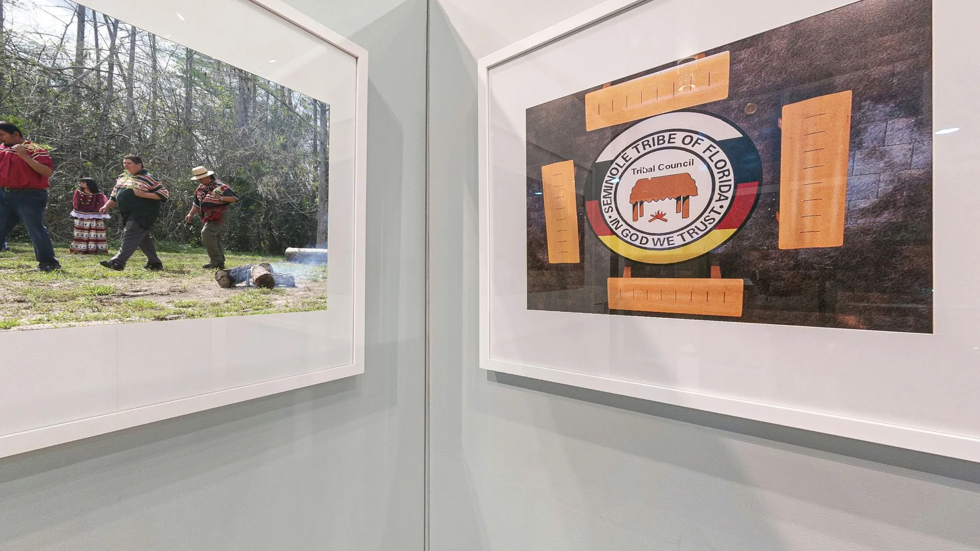 Fotografias de Caimi Waissé Xavante feitas na Flórida, com a dança Stomp Dance e o selo do conselho Seminole, na exposição Herança Compartilhada