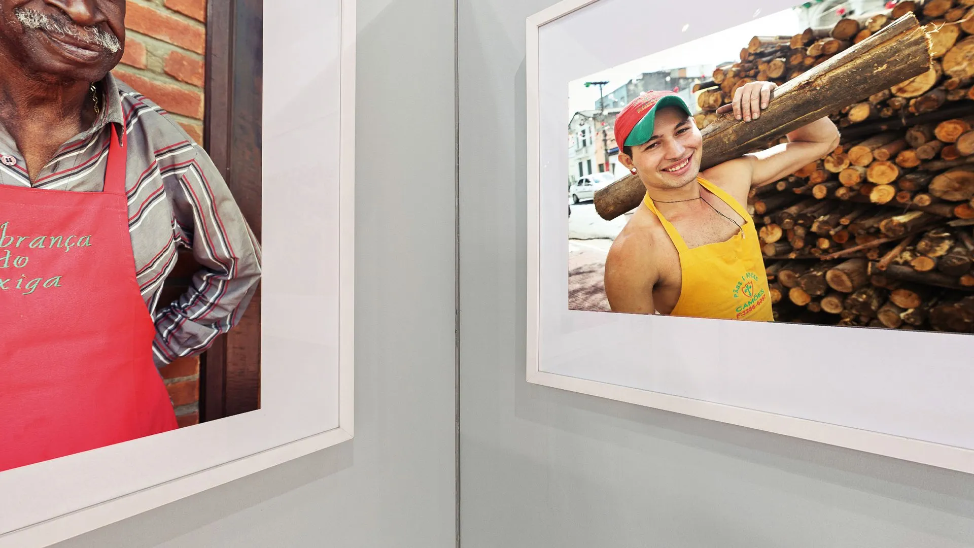 Duas fotografias coloridas de Jay Colton no bairro do Bixiga, em São Paulo, montadas lado a lado na exposição Herança Compartilhada