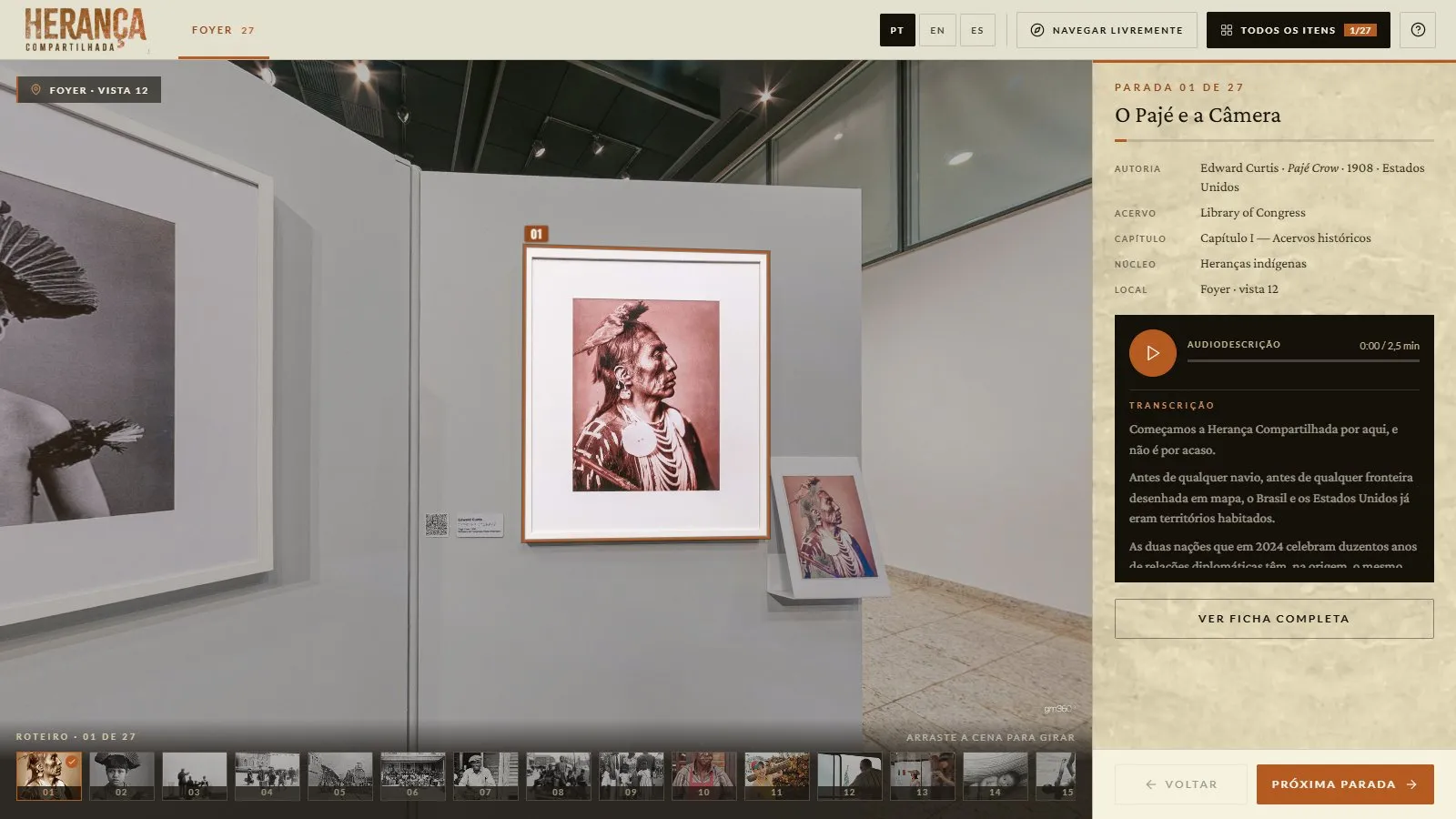 Visita guiada na parada 1 de 27: a obra O Pajé e a Câmera destacada na cena, com a ficha, o player de audiodescrição e a transcrição no painel ao lado
