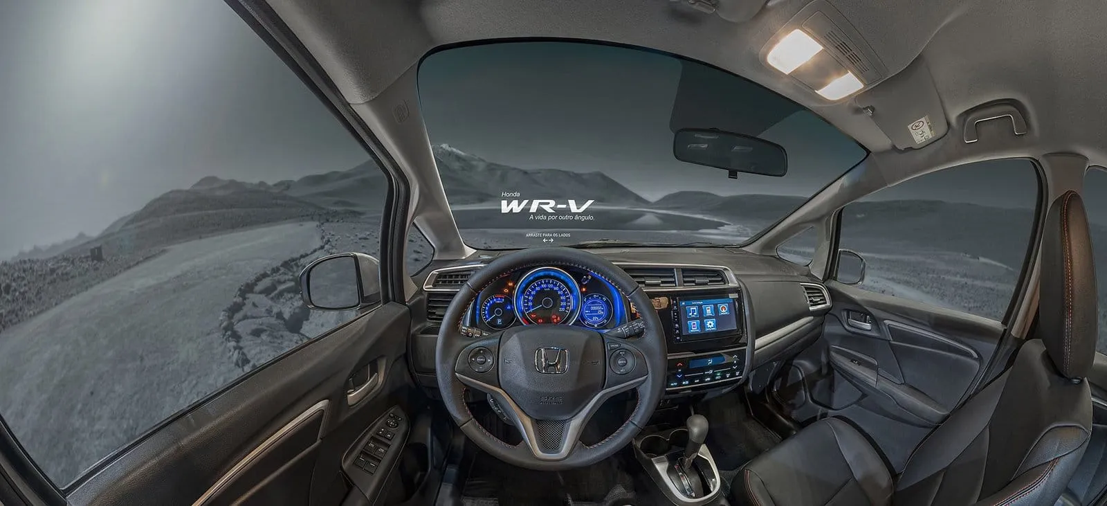 Interior de um Honda WR-V visto do banco do motorista, em panorama 360°, na Honda Hipervel Itapetininga