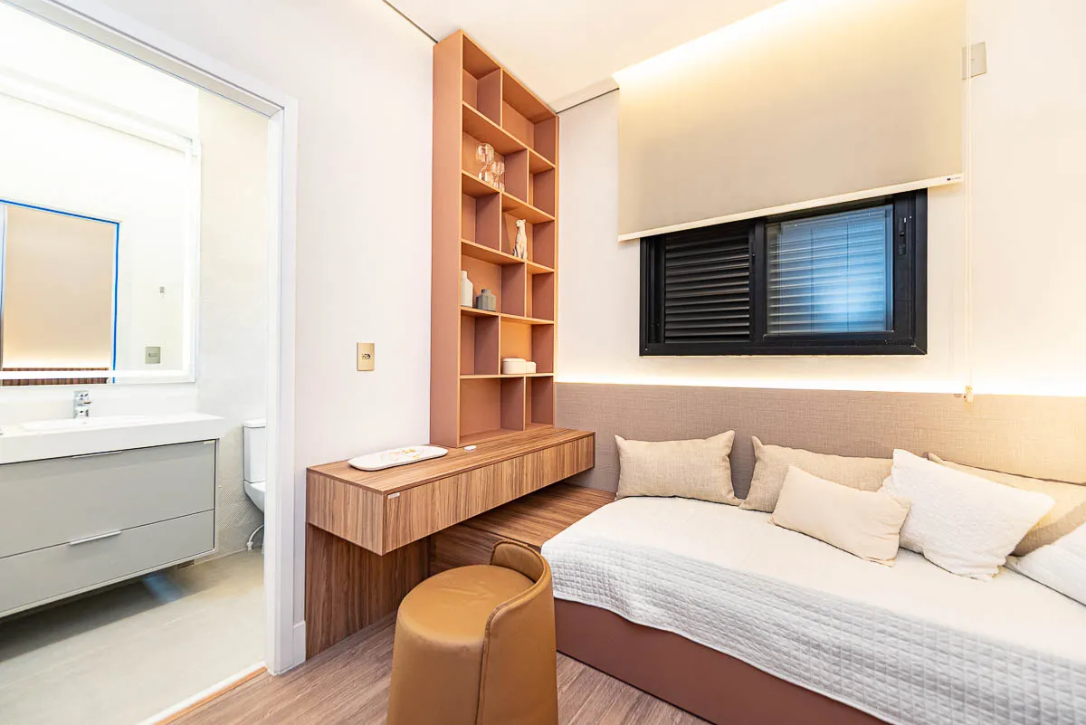 Suíte com estante planejada do decorado Horizon Vila Rosa
