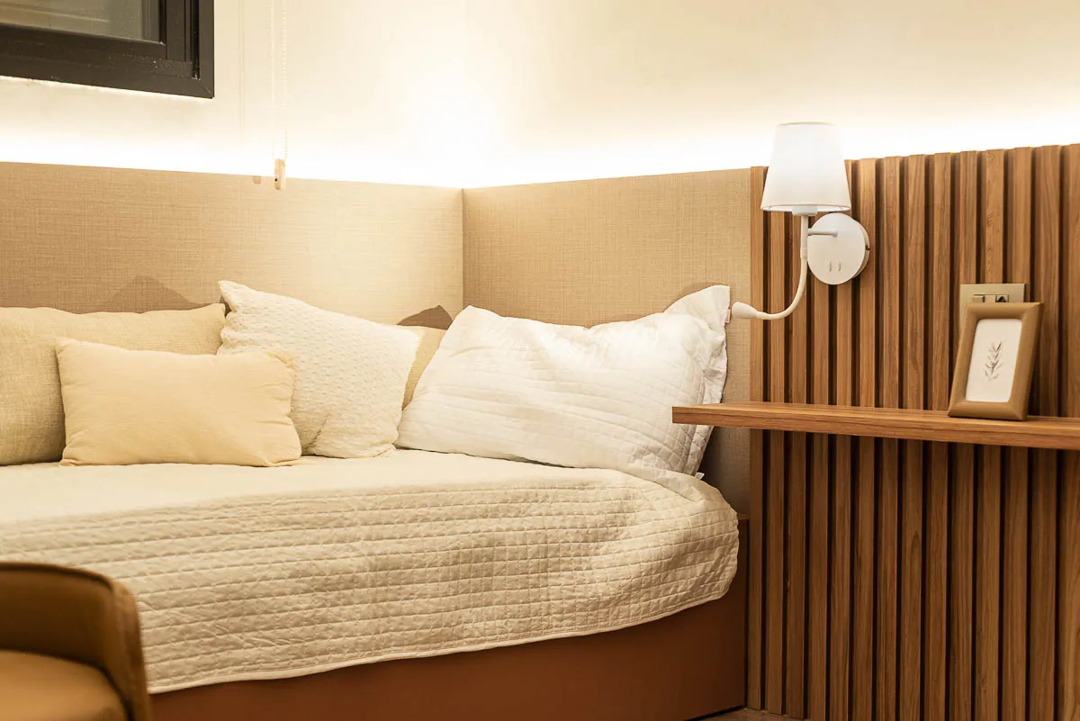Detalhe da cama e enxoval da suíte do decorado Horizon Vila Rosa