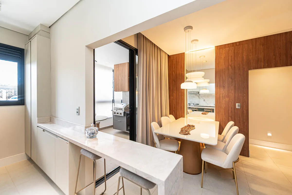 Sala de jantar com acesso à área externa do decorado Horizon Vila Rosa