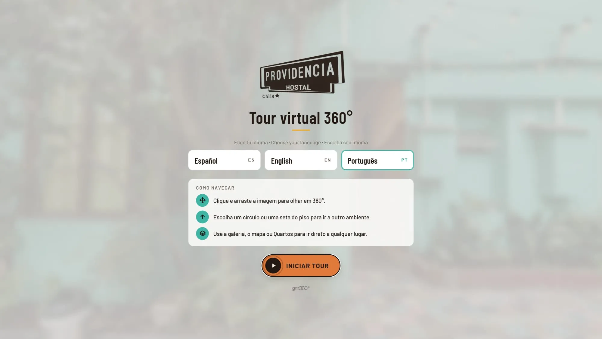 Tela de abertura do tour do Hostal Providencia, com o logo Providencia Hostal, o título Tour virtual 360°, os botões Español, English e Português, o quadro Como navegar em três passos e o botão laranja Iniciar tour sobre a foto desfocada do pátio
