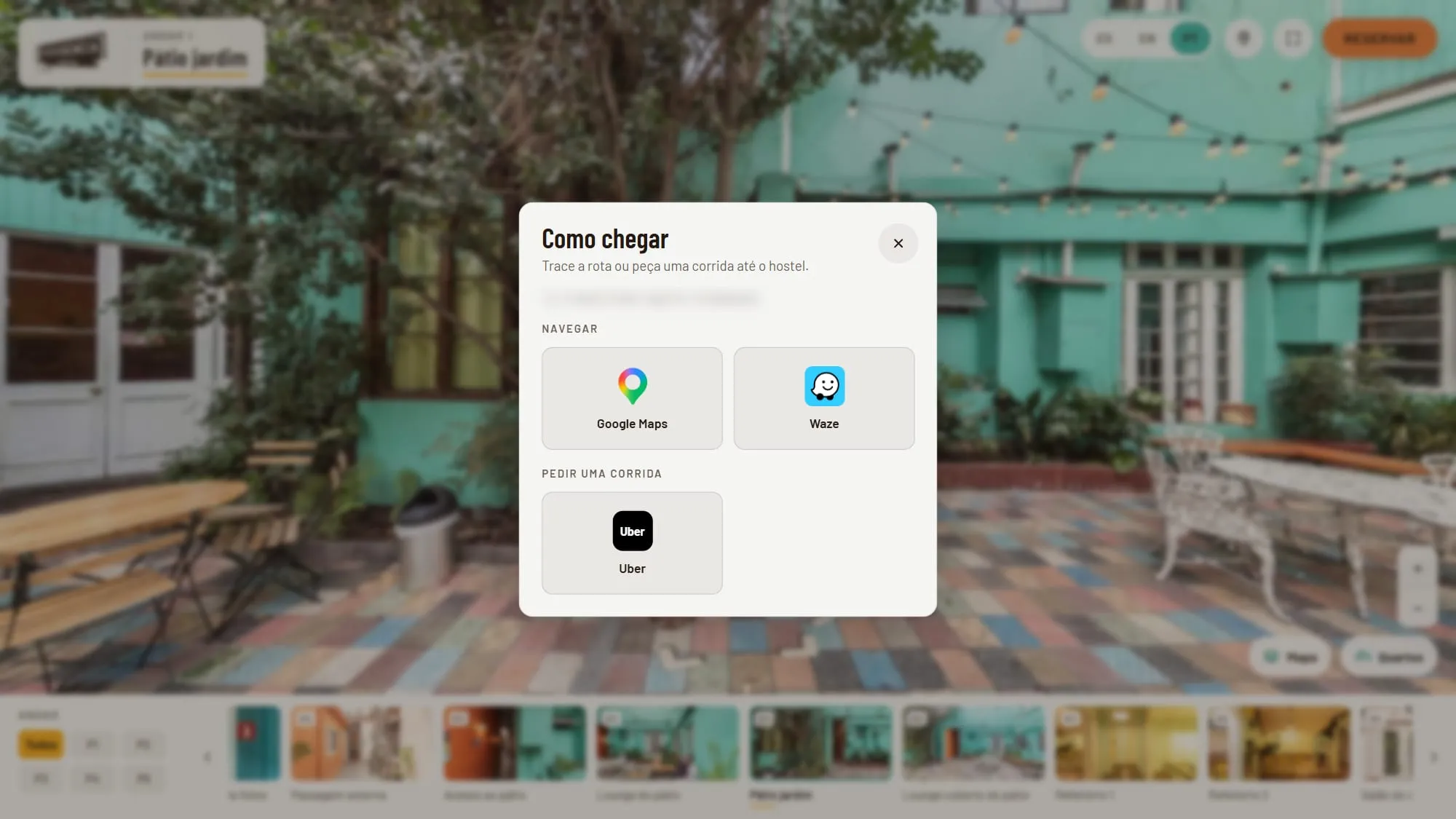 Janela Como chegar aberta sobre o pátio no tour do Hostal Providencia, com o grupo Navegar, com os botões Google Maps e Waze, e o grupo Pedir uma corrida, com o botão Uber; a linha do endereço aparece desfocada