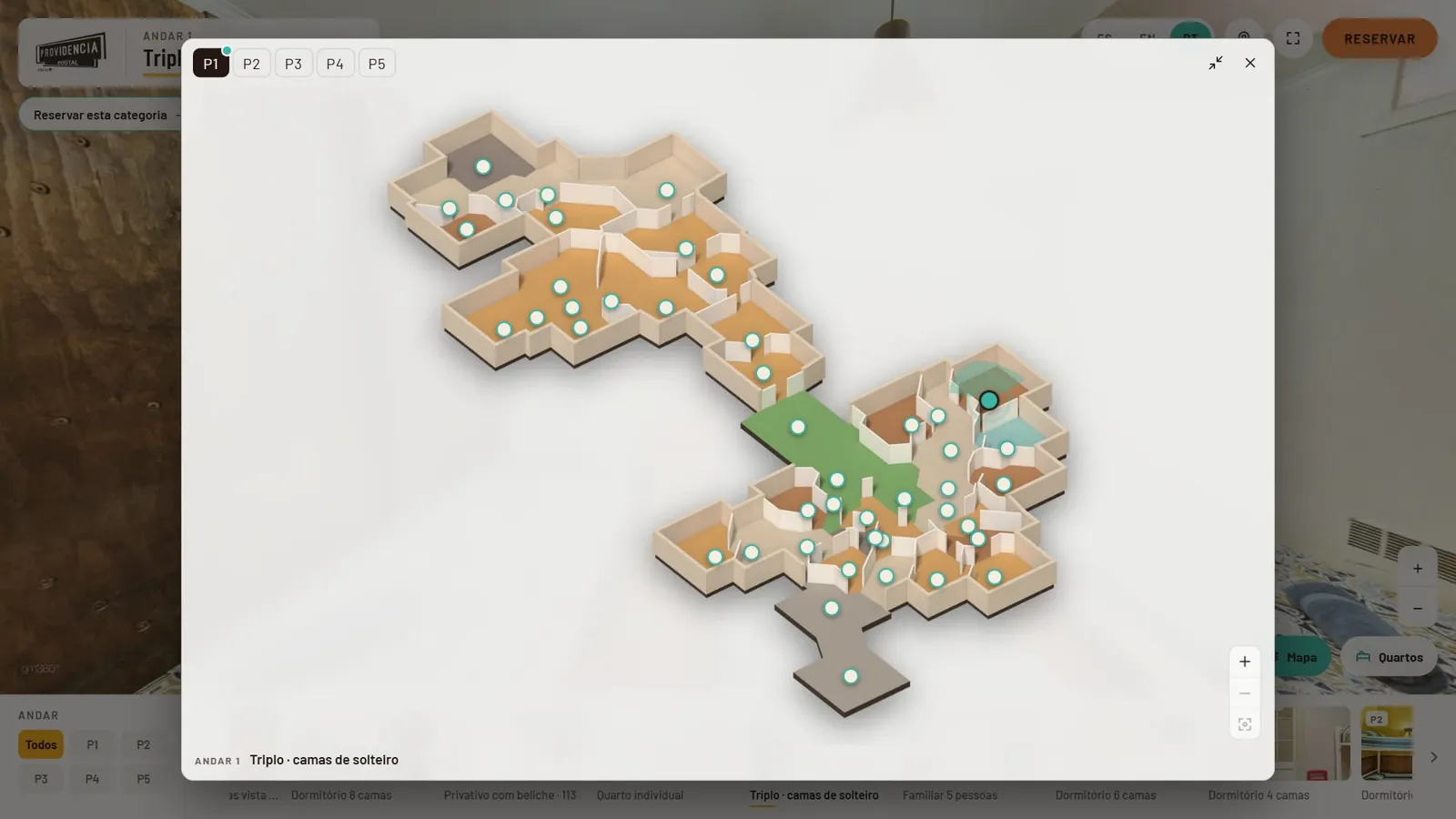 Minimapa do tour 360° do Hostal Providencia aberto no primeiro andar: planta 3D esquemática com quartos em tons de areia, o pátio em verde e as passagens em cinza, pontos clicáveis em verde-azulado, o ponto atual com o cone de visão, as abas P1 a P5 no topo e os botões de zoom no canto