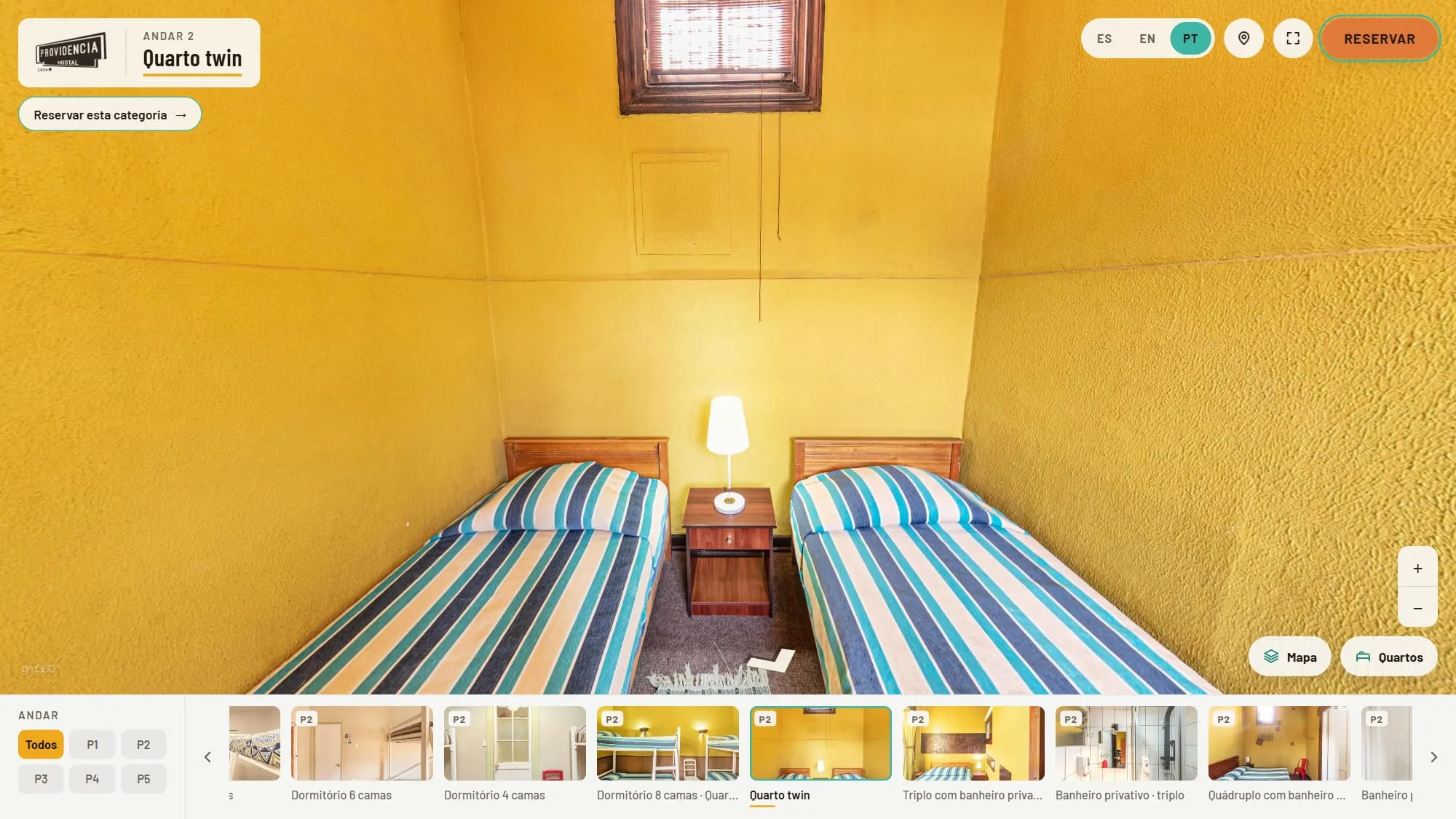 Quarto twin no tour 360° do Hostal Providencia, com duas camas de solteiro de colcha listrada e criado-mudo com abajur entre paredes amarelas; no topo, o rótulo Andar 2 e o botão Reservar esta categoria; no rodapé, o filtro por andar e a galeria com os dormitórios e quartos do segundo andar
