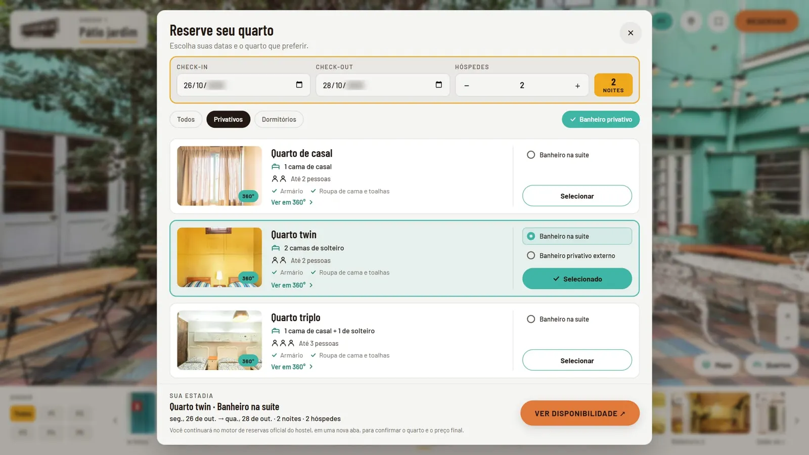 Janela Reserve seu quarto aberta sobre o tour 360° do Hostal Providencia, com check-in, check-out, 2 hóspedes e 2 noites, o filtro Privativos e Banheiro privativo ligados, o quarto twin selecionado com banheiro na suíte e o resumo Sua estadia com o botão Ver disponibilidade
