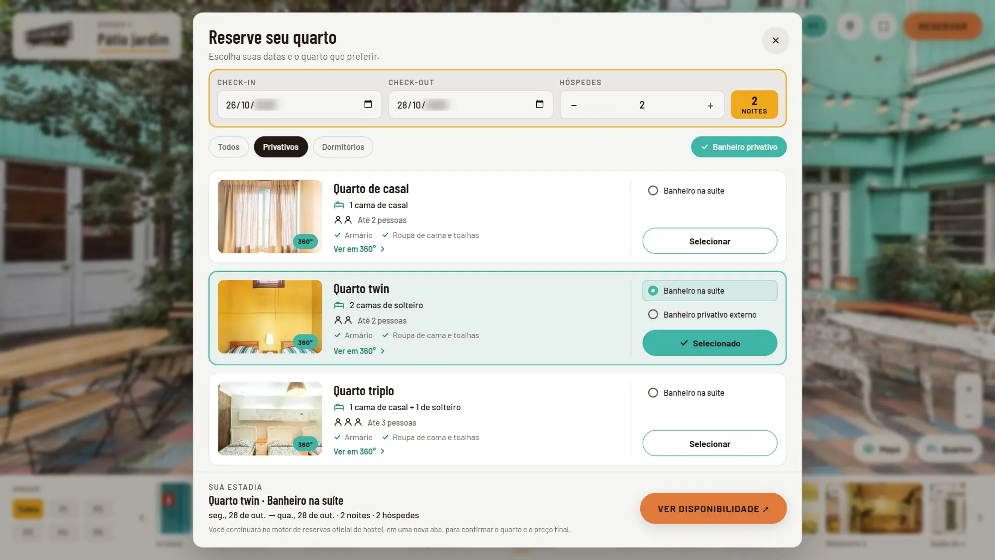 Painel de reserva com o filtro Privativos e o botão Banheiro privativo ativos e dois hóspedes, mostrando o quarto de casal, o quarto twin selecionado com banheiro na suíte e o quarto triplo, e o resumo Sua estadia com o quarto twin