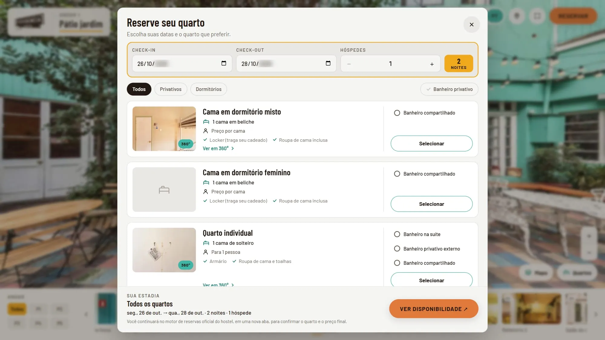 Painel Reserve seu quarto aberto sobre o tour, com check-in, check-out, hóspedes e a contagem de noites no alto, os filtros Todos, Privativos, Dormitórios e Banheiro privativo, a lista com cama em dormitório misto, cama em dormitório feminino e quarto individual, e o resumo Sua estadia com o botão Ver disponibilidade