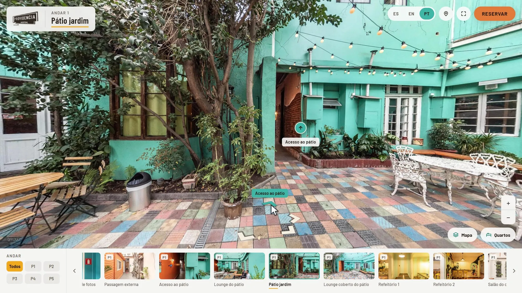 Pátio jardim no tour, com paredes verde-água, varal de lâmpadas e piso de ladrilhos coloridos, o ponto de navegação Acesso ao pátio, o anel de setas no piso com o nome do destino sob o cursor e a galeria de miniaturas com o filtro por andar embaixo