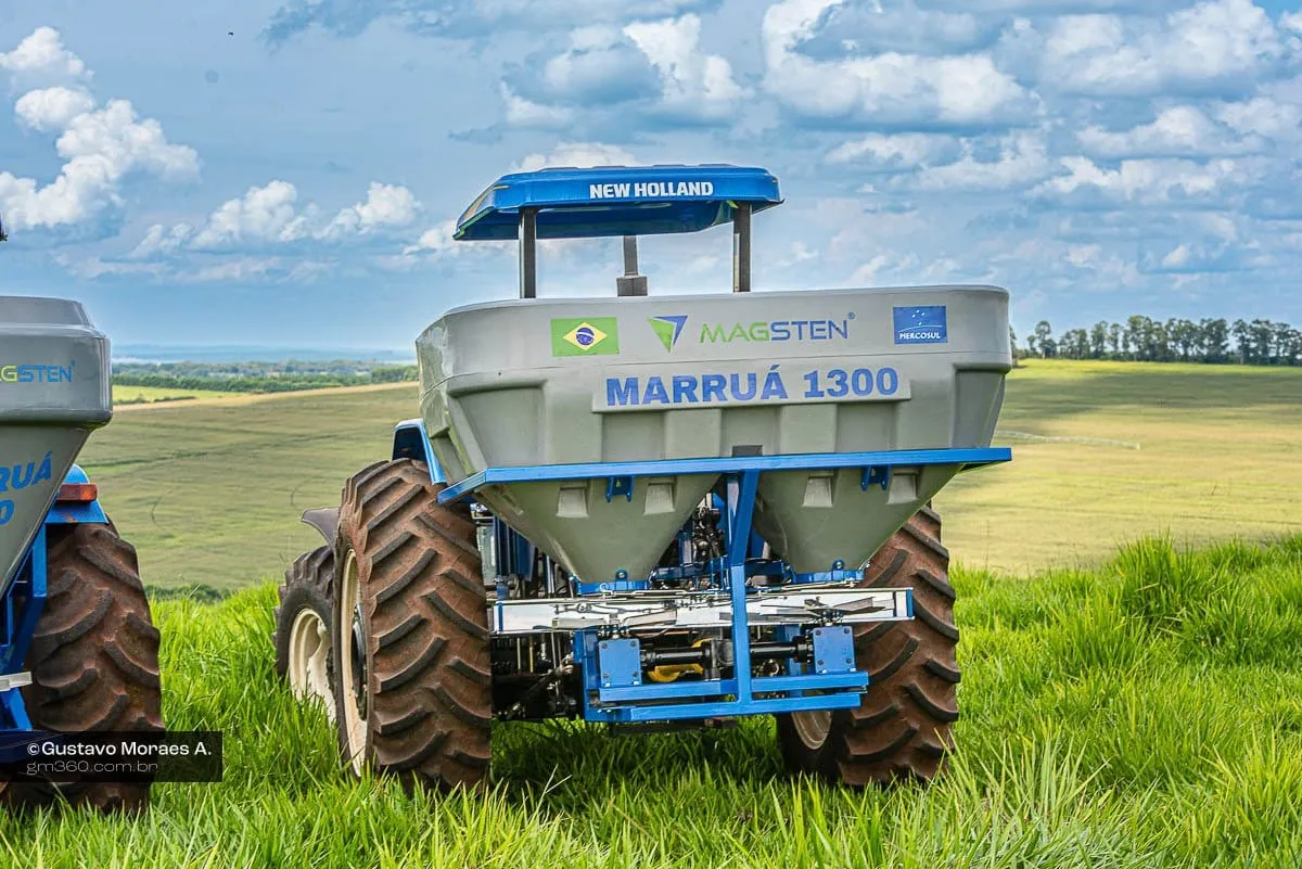 Marruá 1300 visto de frente, montado em trator azul no pasto