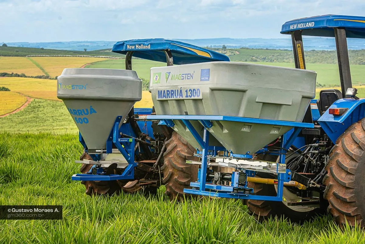 Marruá 1300 em vista lateral, com campo cultivado ao fundo