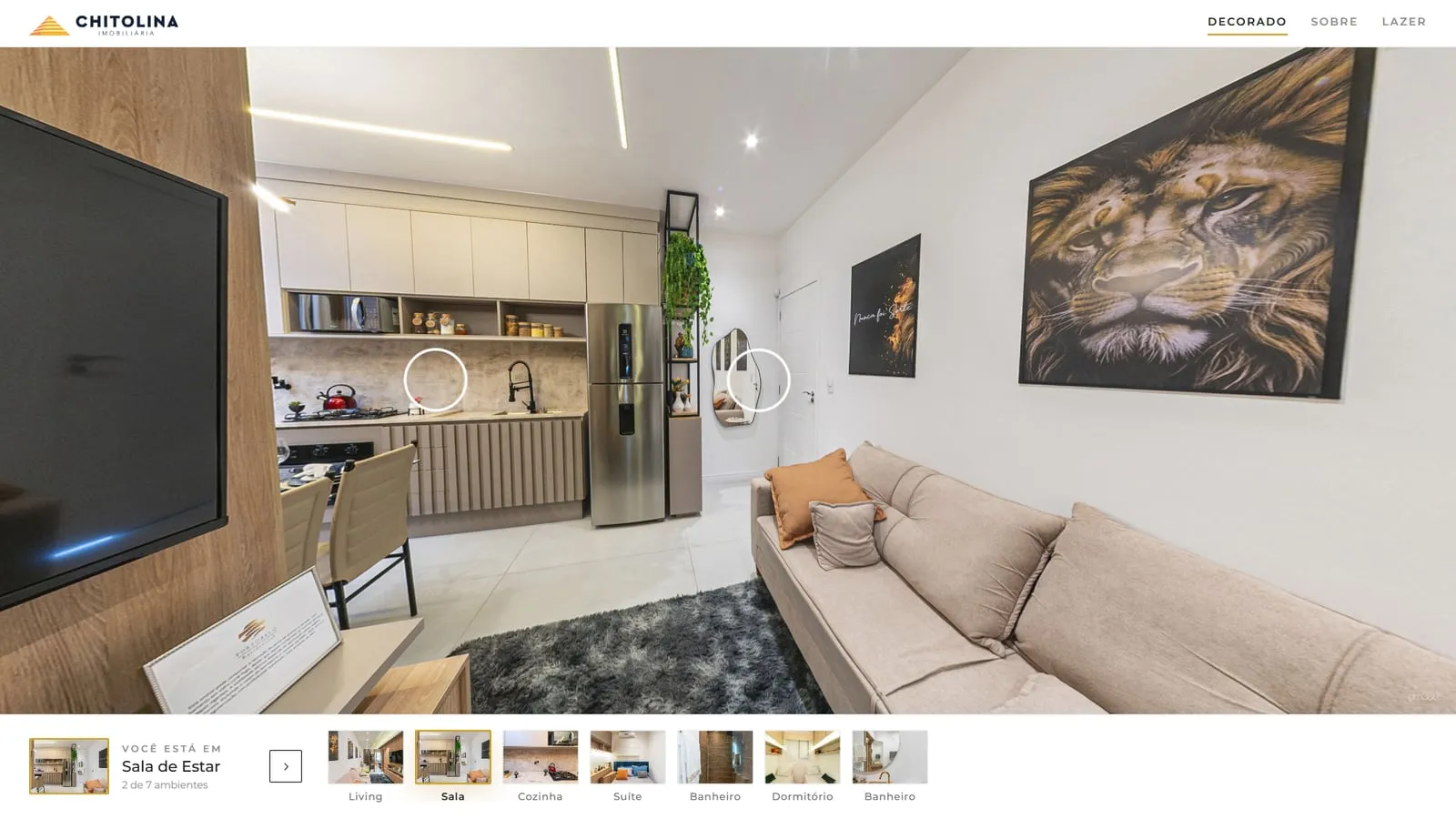 Tour no modo cliente na sala de estar do decorado, com o cabeçalho, os pontos de navegação e a galeria, sem o chip de corretores, sem o botão de simulação e sem foto de corretor