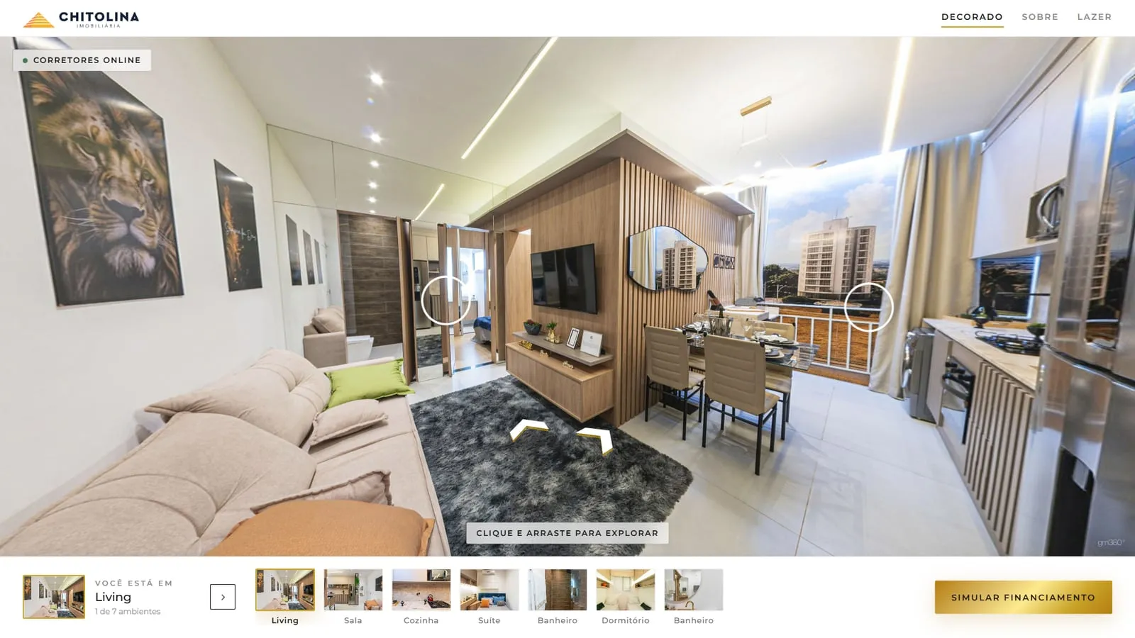Interface do tour no living do decorado: cabeçalho com a marca da Chitolina e as abas Decorado, Sobre e Lazer, chip Corretores online, setas no piso e, na base, o bloco Você está em, a galeria dos 7 ambientes e o botão Simular financiamento