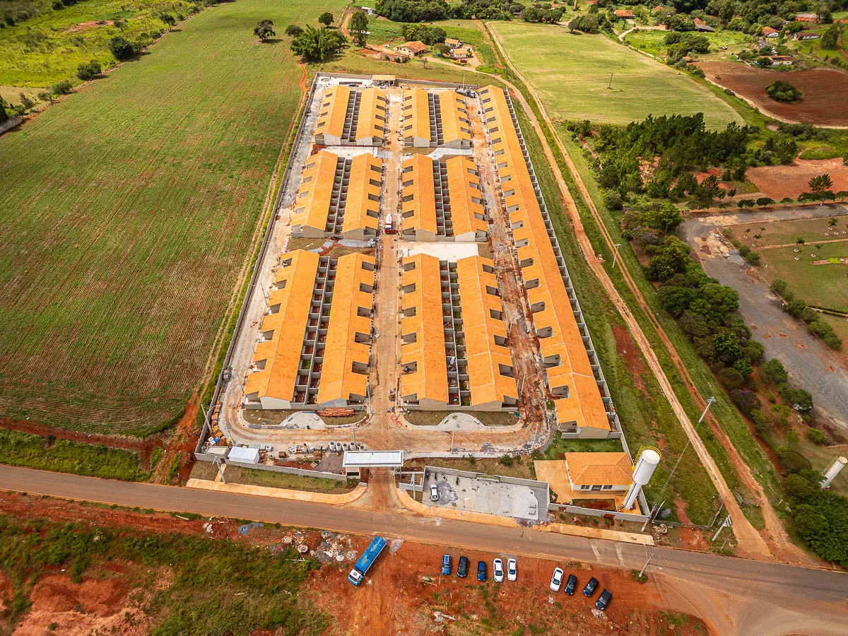 Vista aérea das ruas internas do Quality Life Itapê em obras