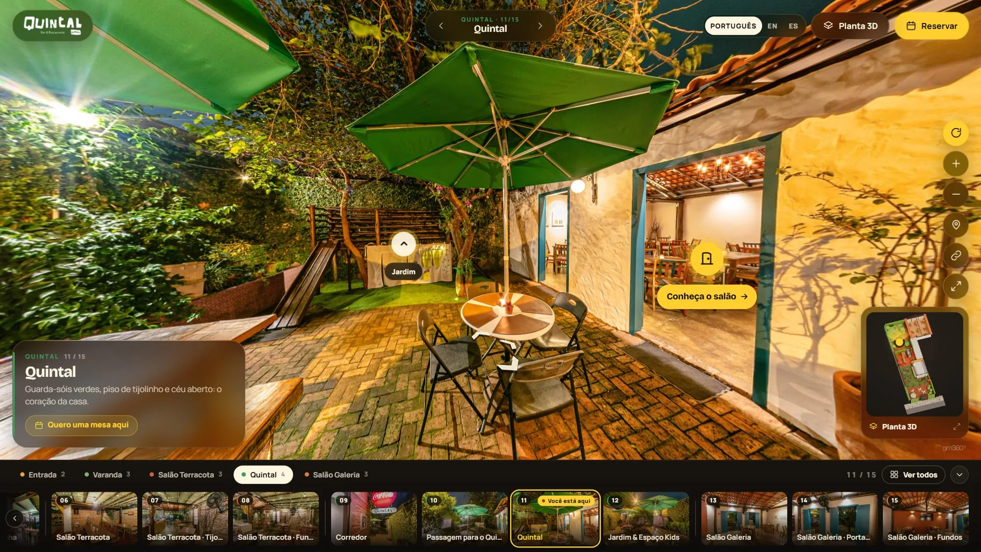 Tour 360° do Quintal Iwasa'i aberto no quintal à noite, com guarda-sóis verdes e piso de tijolinho, o ponto Jardim, o portal Conheça o salão, o cartão do ambiente com o botão Quero uma mesa aqui e, no trilho à direita, os botões de girar, zoom, rota, link e tela cheia acima do minimapa