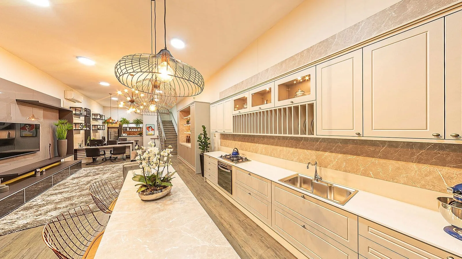 Cozinha planejada branca no showroom da Italínea Itapetininga, com bancada longa e luminária pendente