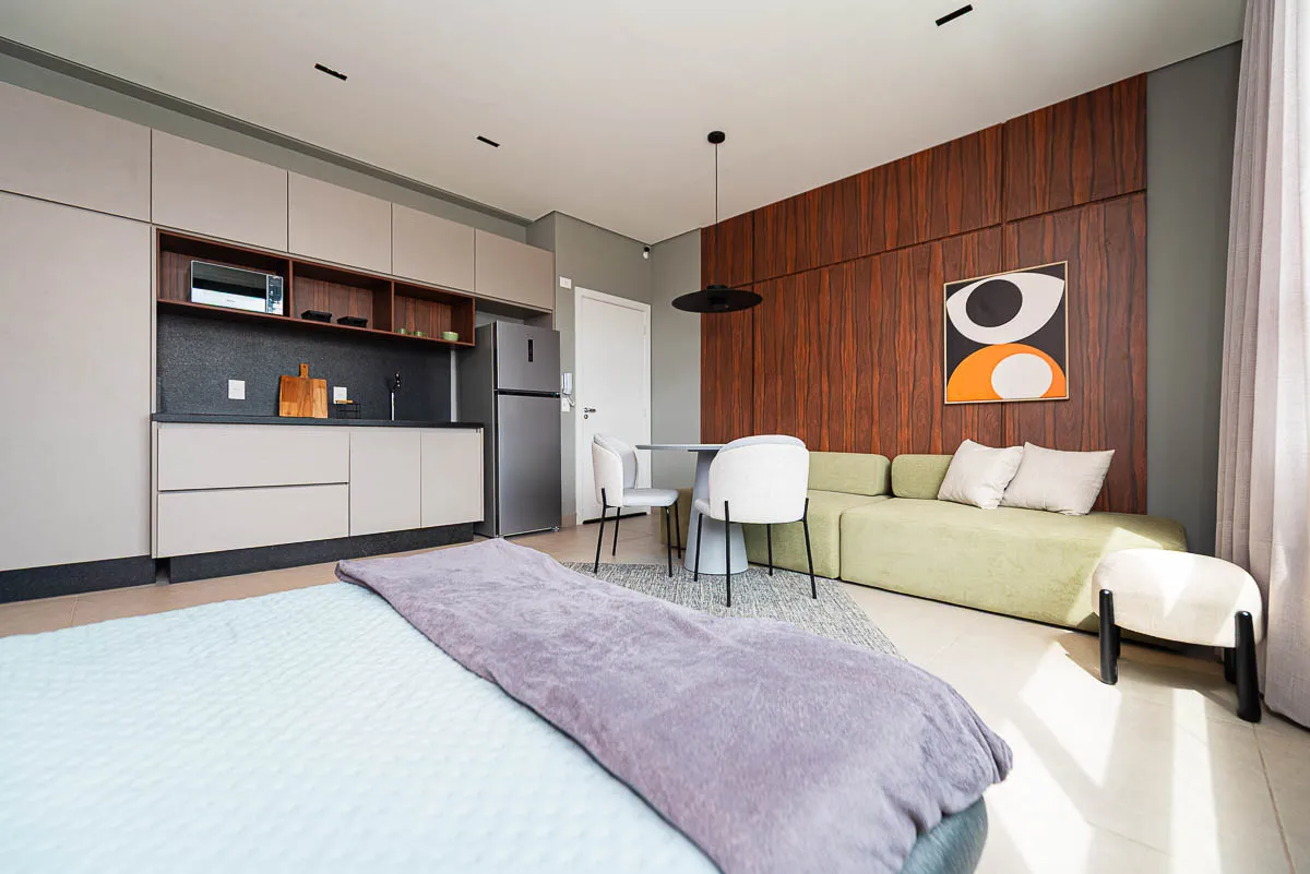 Sala e cozinha do studio decorado em estilo contemporâneo do Urban Residence