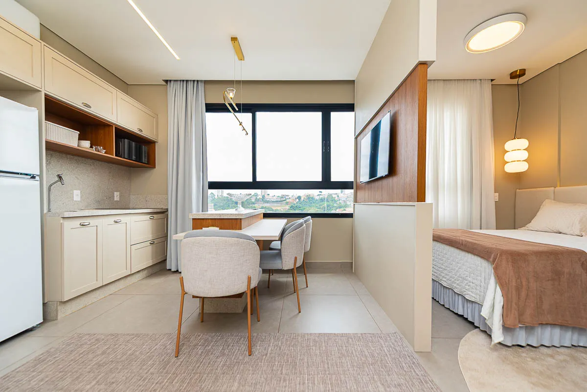 Quarto com cozinha ao fundo do studio decorado do Urban Residence