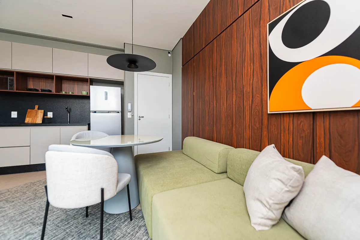 Cozinha do studio decorado em estilo contemporâneo do Urban Residence